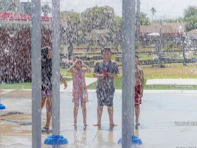 children at a splash pad